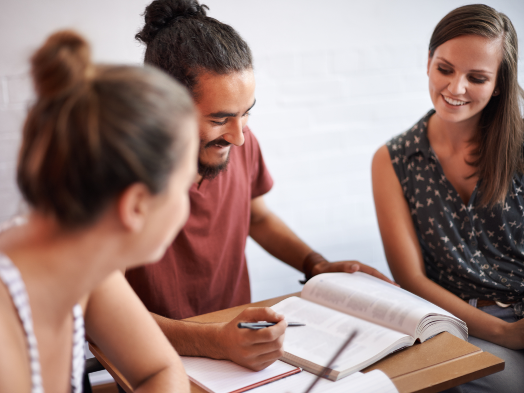 Persones adultes aprenent català en un curs